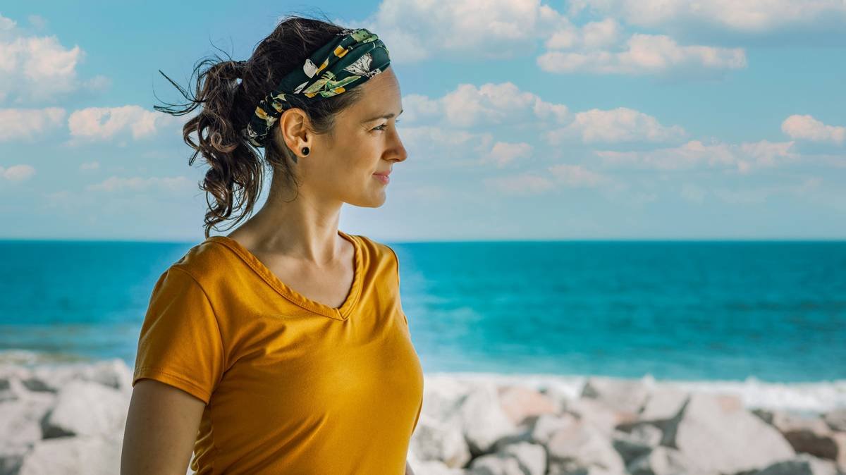 Side-by-side comparison of headband tension types: elastic-only vs. silicone-grip vs. contoured wire core