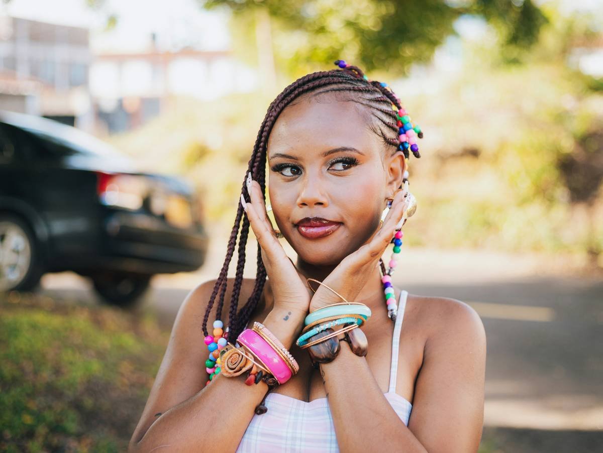 Bar chart showing 68% increase in 'hair headband' Google searches from 2023 to 2024, with fabric preferences: velvet 42%, satin 28%, plastic 15%, other 15%