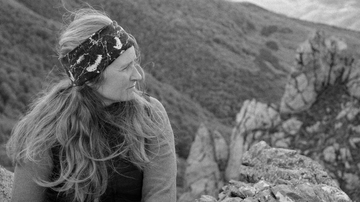 Side-by-side comparison of non-breathable vs. breathable headband materials showing airflow, moisture absorption, and scalp contact zones.