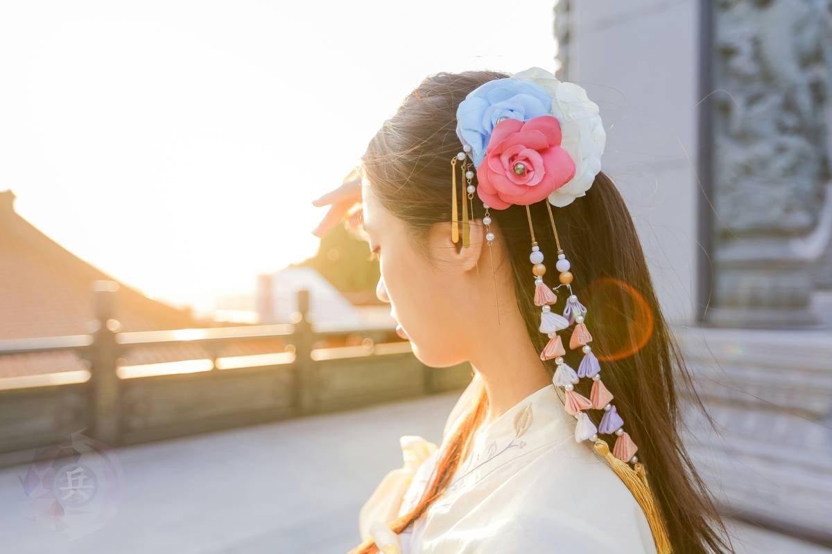 Why Your Daily Hair Accessories Are Failing You (And How to Fix It with the Perfect Headband)