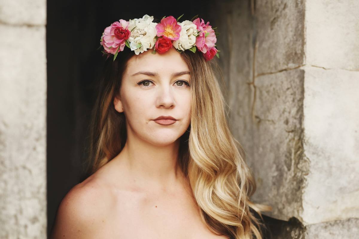 Woman wearing subtle floral headbands with casual everyday outfit