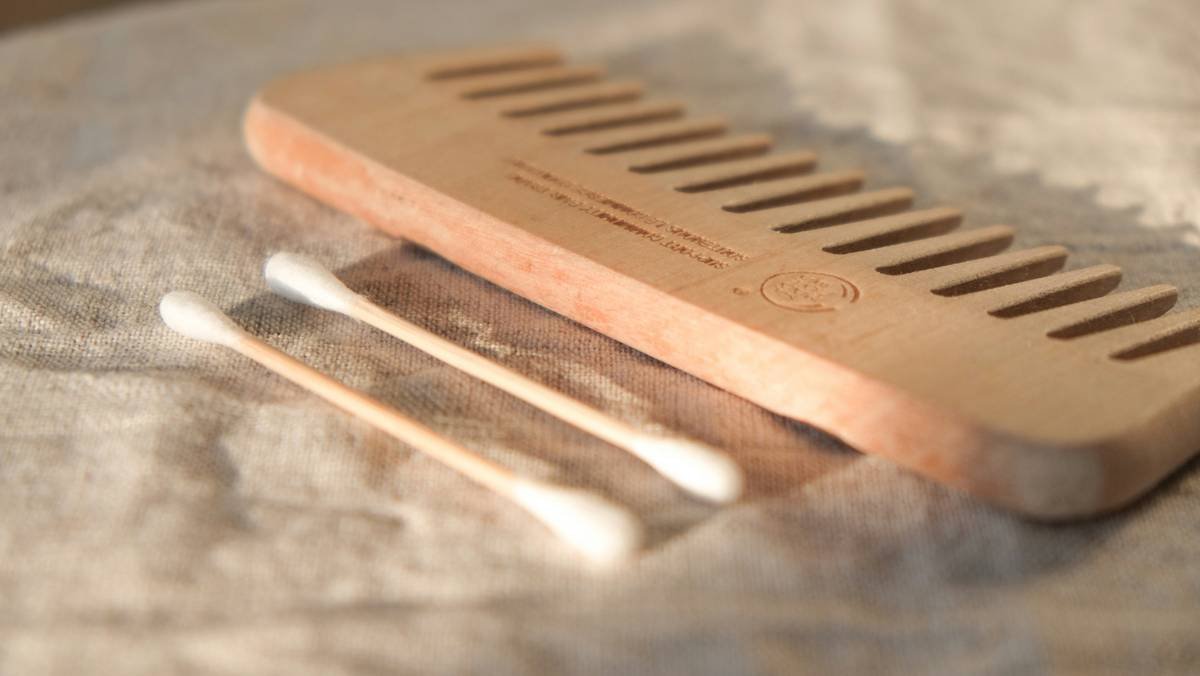 Side-by-side comparison of different hair combs showing grip performance on various hair types